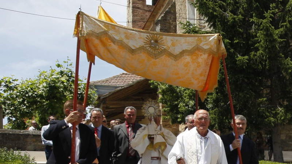 La procesión del Corpus por las calles de la localidad tendrá lugar mañana desde las 13.00 horas. JESÚS F. SALVADORES