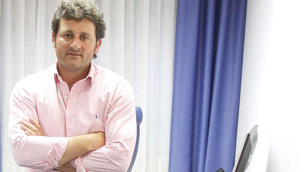 La primera autoridad municipal, posando tras la entrevista en la casa consistorial.