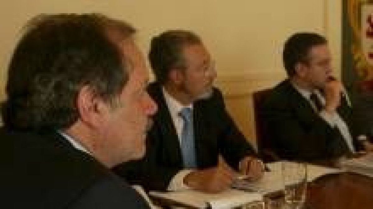 Isaias García Monge, junto al subdelegado del Gobierno en León, Víctor Núñez