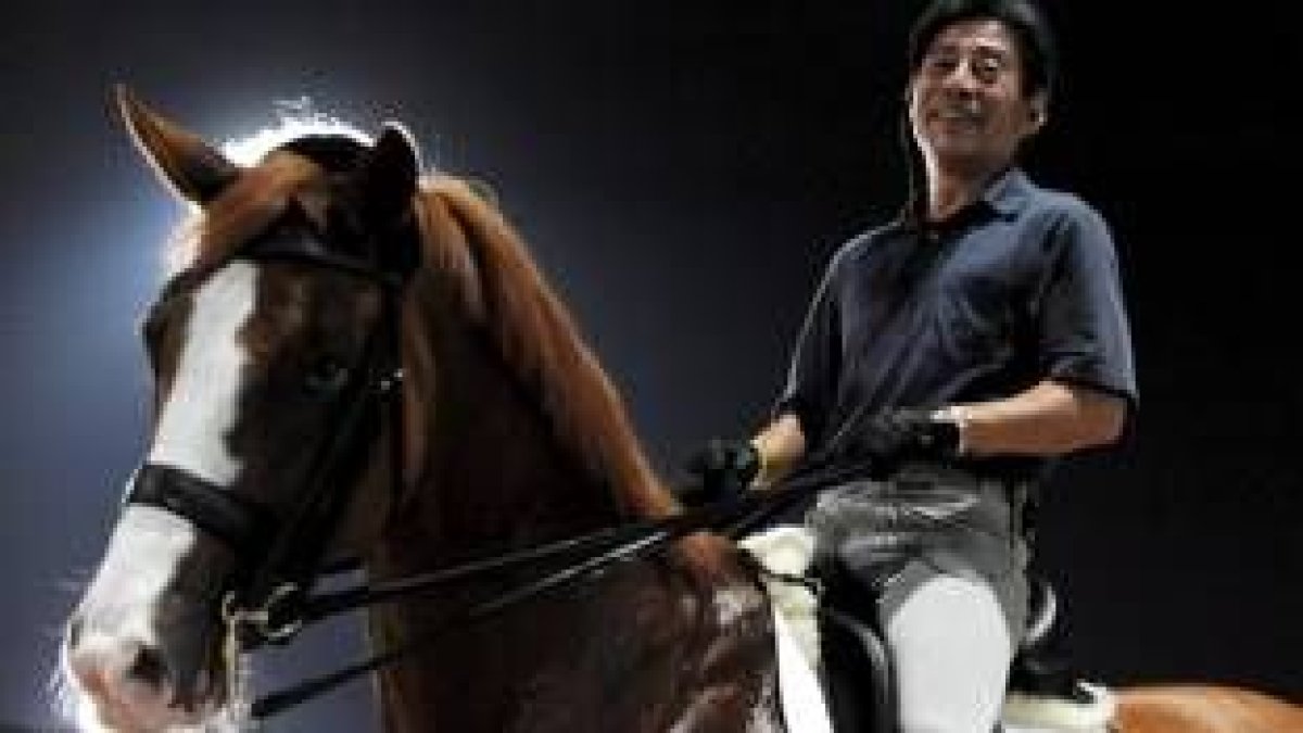 Hiroshi Hoketsu monta a su yegua «Whisper»