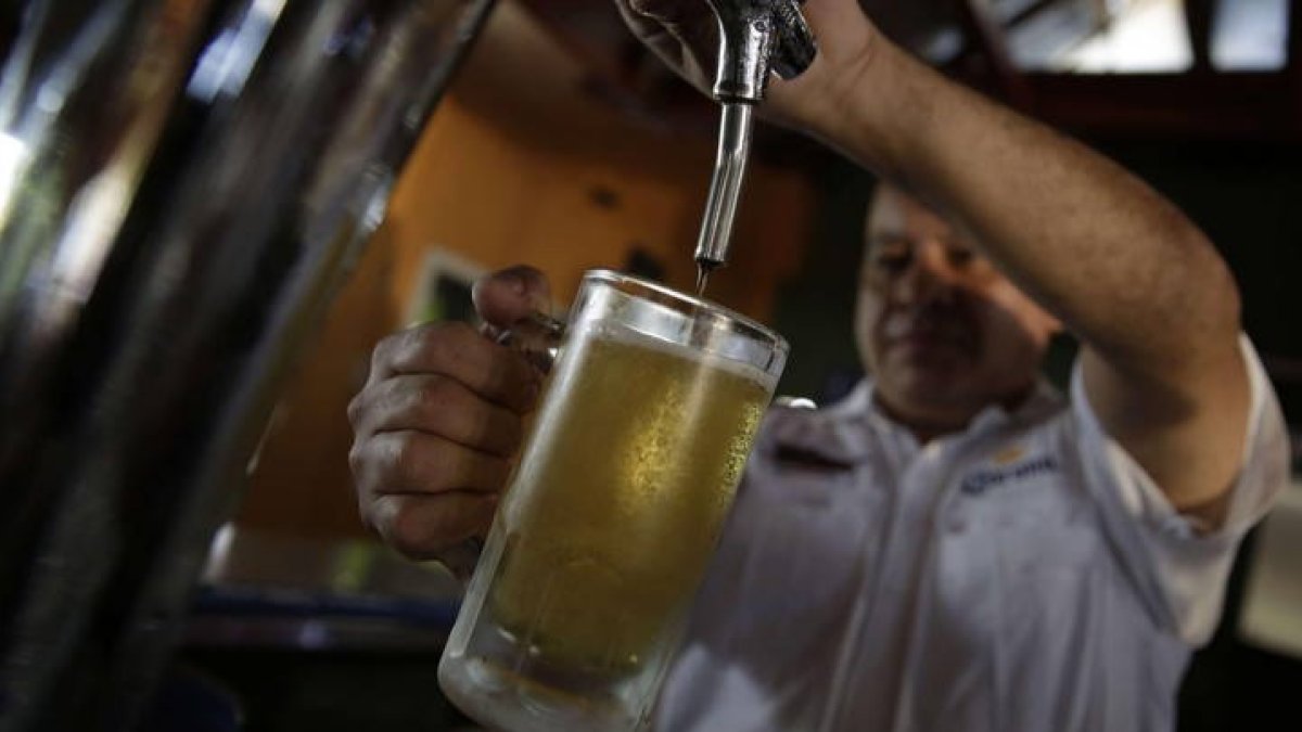 Camarero, cocineros, enfermeros... Hace falta mano de obra. RODRIGO SURA