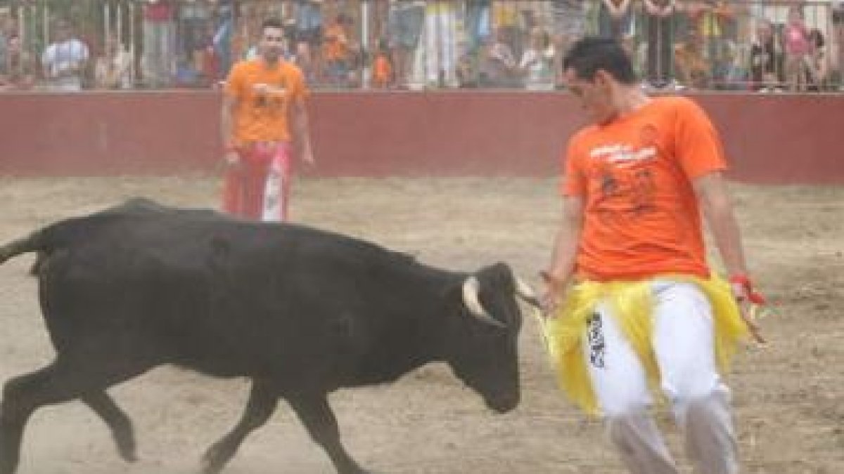 Los mozos intentaron engañar a la vaquilla tanto con amagos como con disfraces.