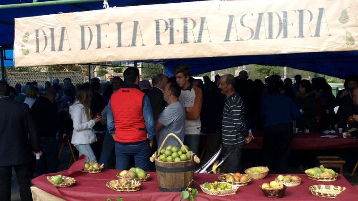 Una carpa acogió a los visitantes que se dieron cita en el día de la pera asadera.