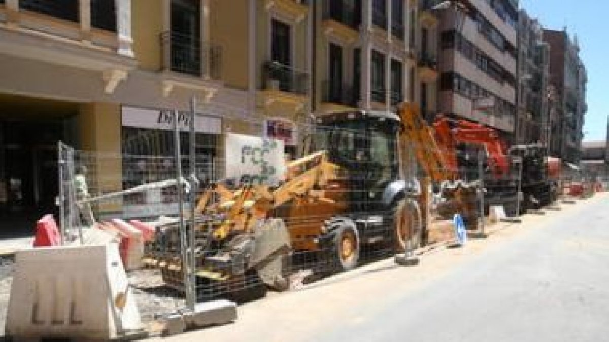 Máquinas sin actividad en Padre Isla tras la decisión del juez de paralizar las obras del tranvía.