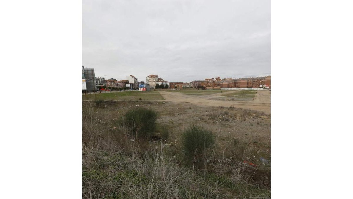 Imagen del descampado frente a Carrefour, con el Polígono 10 a la derecha. MARCIANO PÉREZ