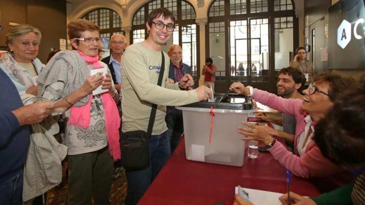 Votantes en el Ateneu de Igualada.