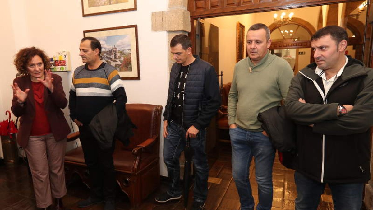 La alcaldesa, ayer junto a representantes de los auxiliares de Endesa, con Roa a la derecha. L. DE LA MATA