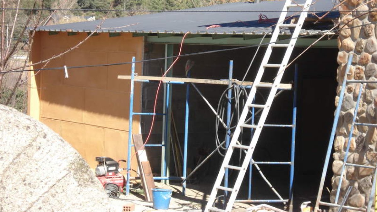 Imagen de la obra anexa de la vivienda del alcalde de Carucedo, remitida como prueba a la Subdelegación.