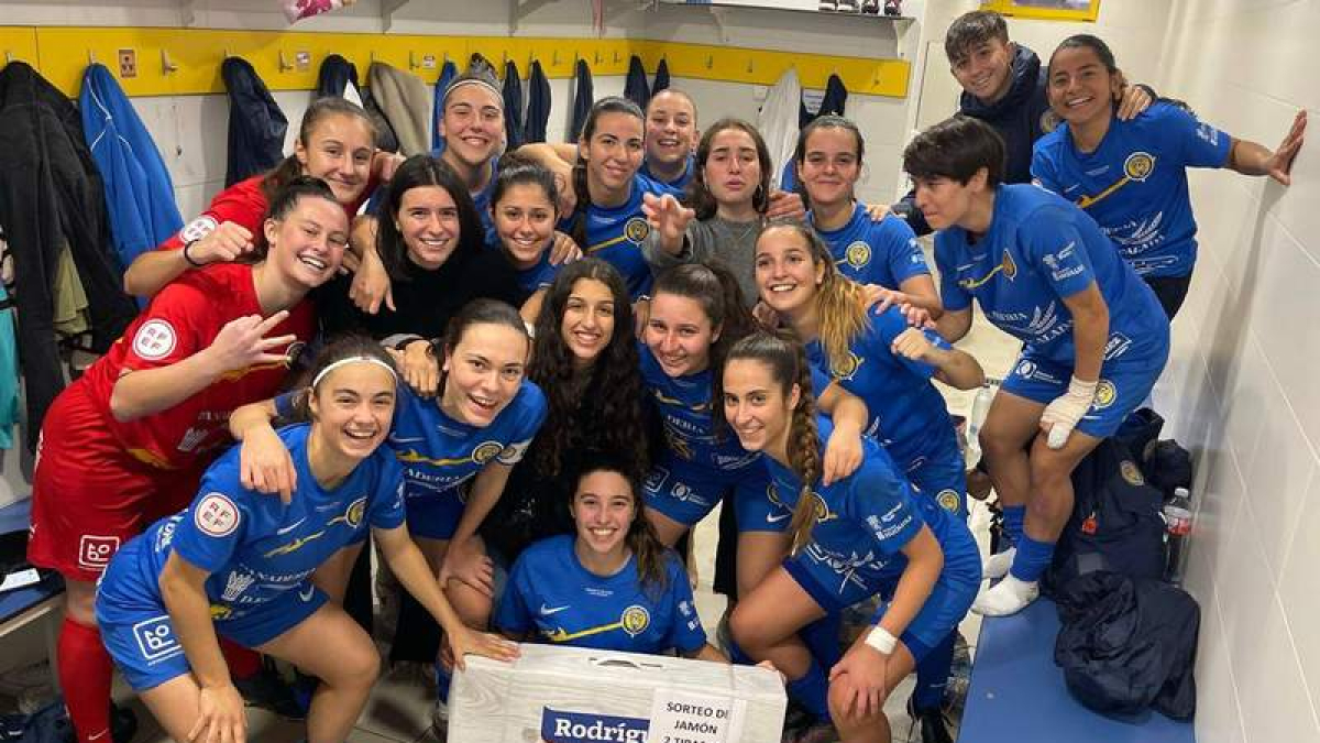 La plantilla del Olímpico de León celebra que cierra el año con un triunfo importante. DL