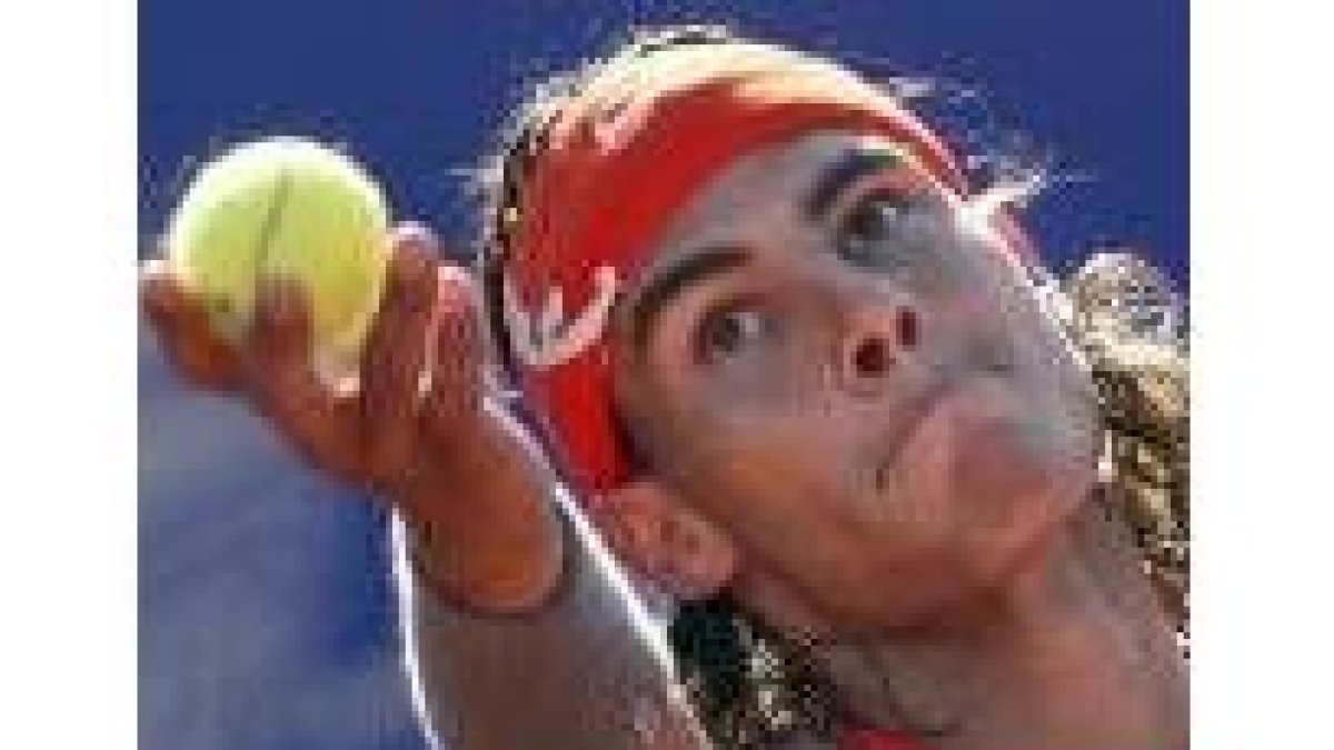 Rafa Nadal durante uno de sus saques en el partido de ayer