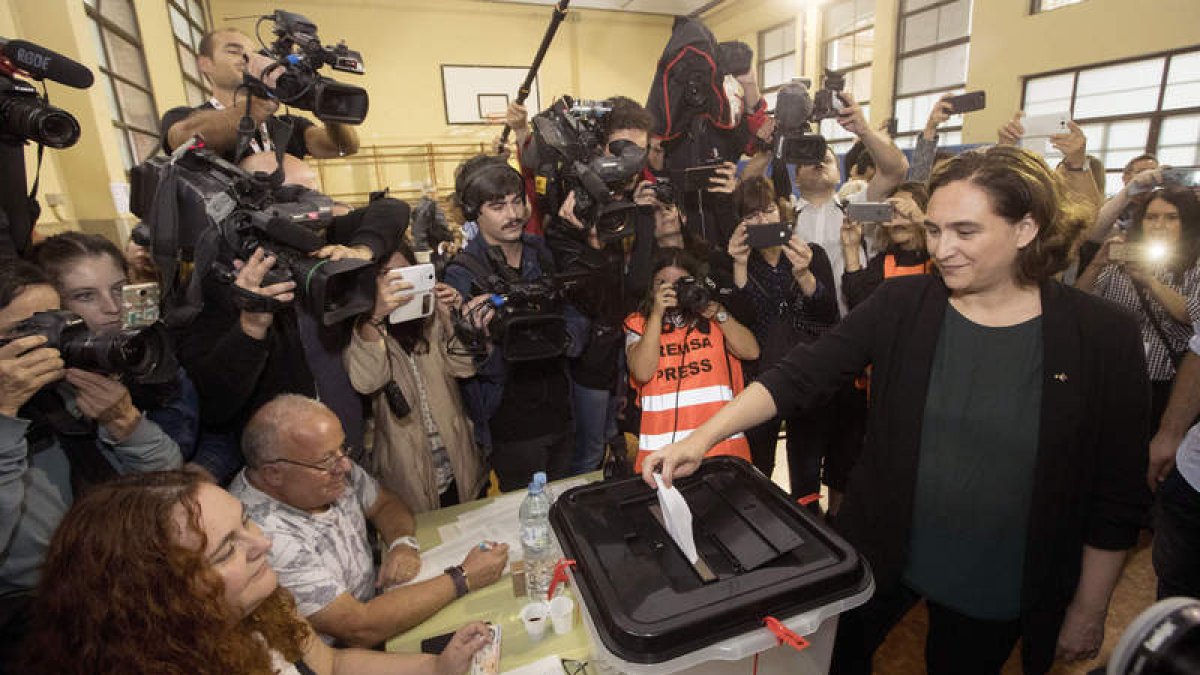 La alcaldesa de Barcelona, Ada Colau, votó en un centro cívico. MARTA PÉREZ