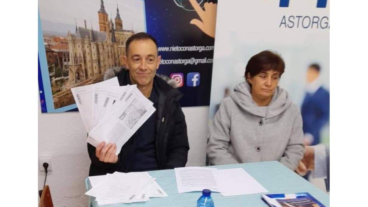Los concejales del PP Julián García y Raquel Matilla, ayer. DL