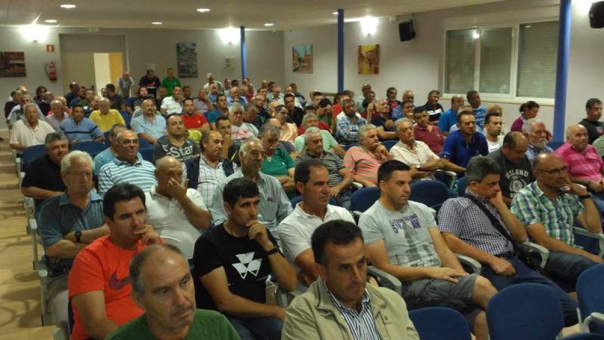 Los agricultores que exigen la renovación total de la directiva se reunieron el miércoles. A.D.M.