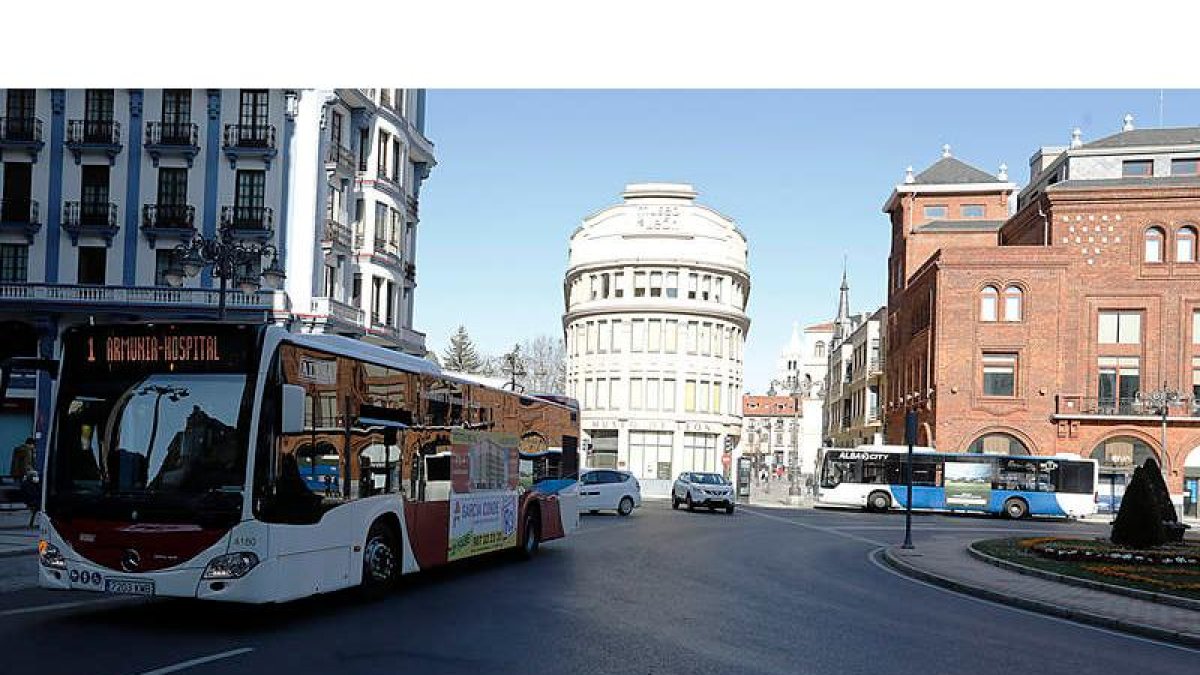 El intercambiador de los buses rojos y azules se quitará de Santo Domingo y pasará a la estación de autobuses. MARCIANO PÉREZ