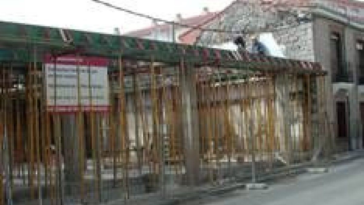 Las obras del centro de atención diurna para personas mayores de La Pola marchan a buen ritmo