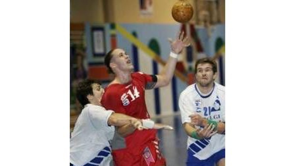 El lateral húngaro, Laluska, pelea por hacerse con un balón ante dos jugadores del Arrate