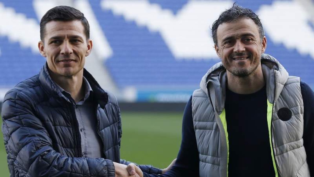 Constantin Galca y Luis Enrique posan juntos para los medios en el estadio de Cornellà-El Prat.
