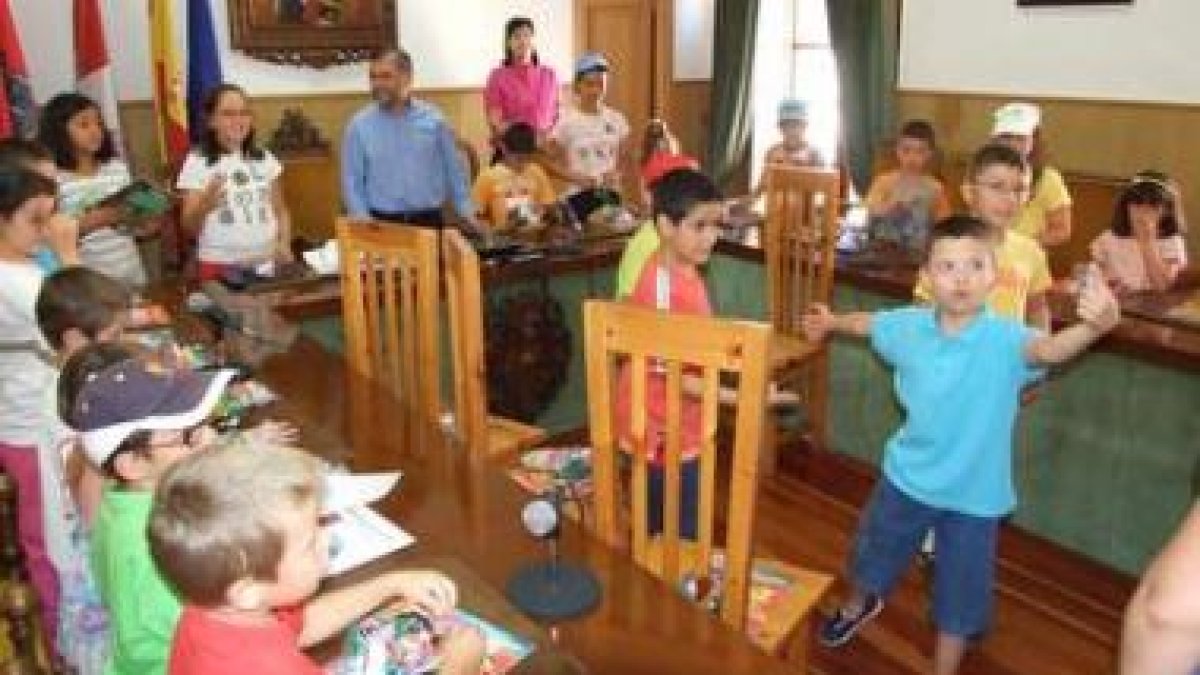 Imagen de la estancia de los niños del campamento en el salón de plenos.