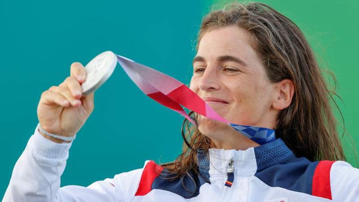 Maialen Chourraut celebra en el podio tras recibir la medalla de plata en kayak femenino en piragüismo en slalon. ENRIC FONTCUBERTA