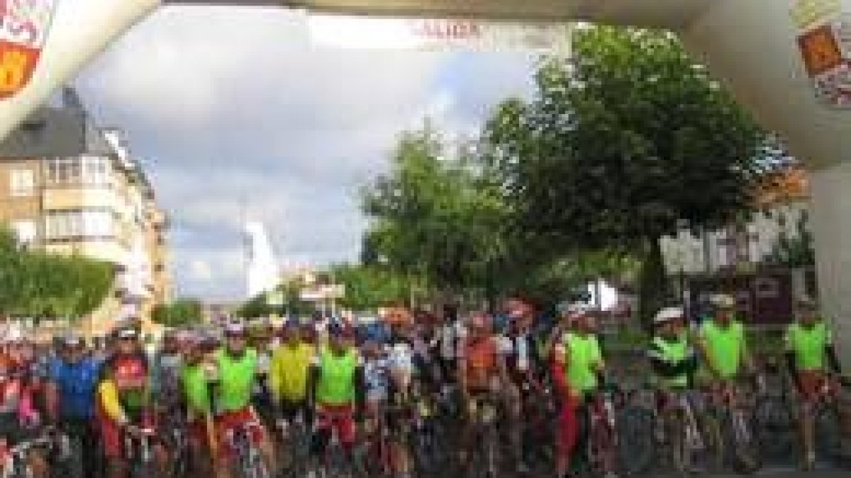 Los participantes, momentos antes de iniciarse la marcha cicloturista