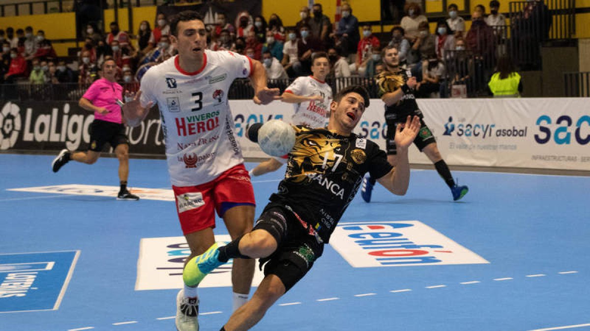 Jaime Fernández trata de anotar ante la portería rival. NI él ni el resto del equipo pudieron sacar adelante un partido que supone la tercera derrota liguera de los leoneses. DANI PÉREZ/LOF