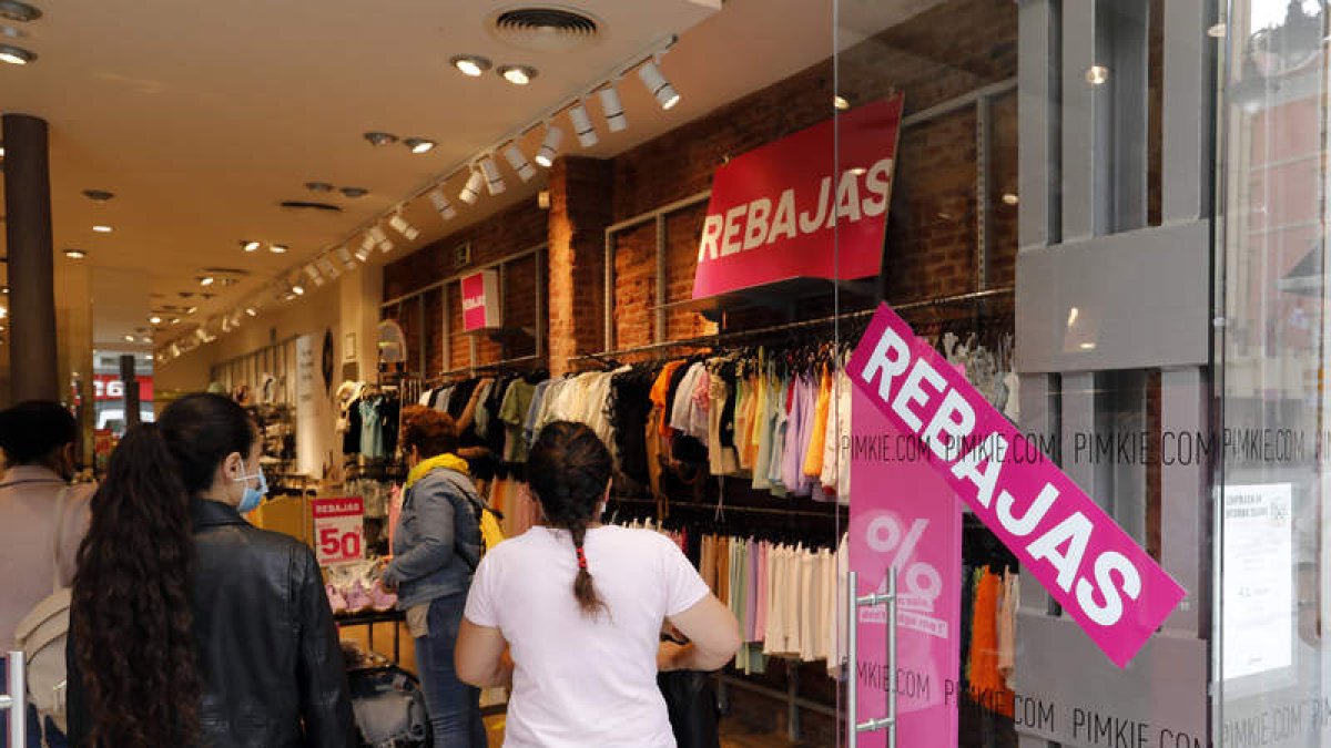 Las rebajas de verano ya han llegado a los comercios de León. MARCIANO PÉREZ