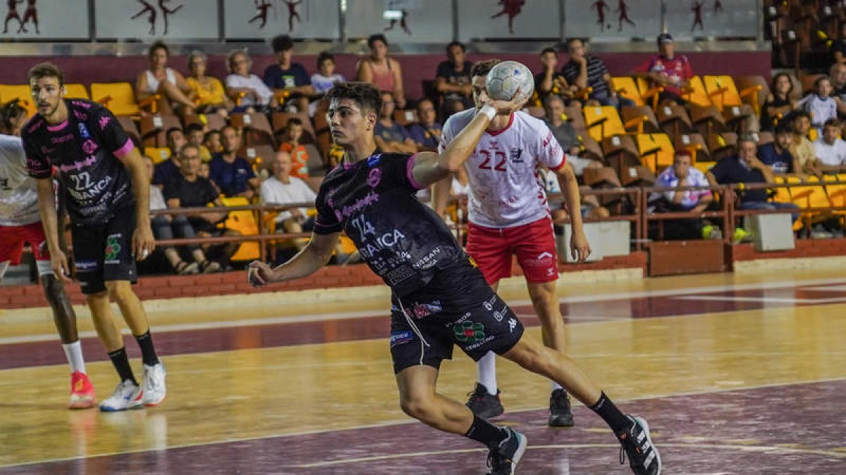 Antonio Martínez se estrenará hoy como titular en Liga ante el público leonés en el Palacio frente al Balonmano Logroño. MIGUEL F. B.
