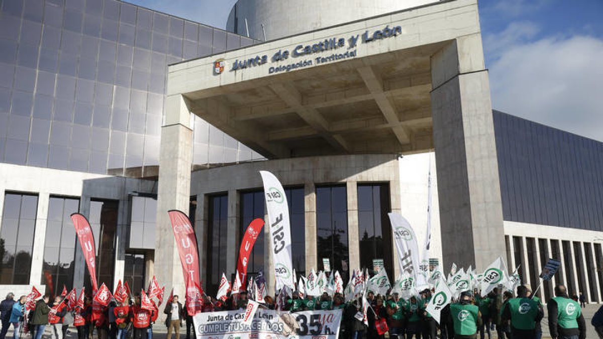 Concentración de funcionarios por las 35 horas, en la sede de la Junta. FERNANDO OTERO PERANDONES