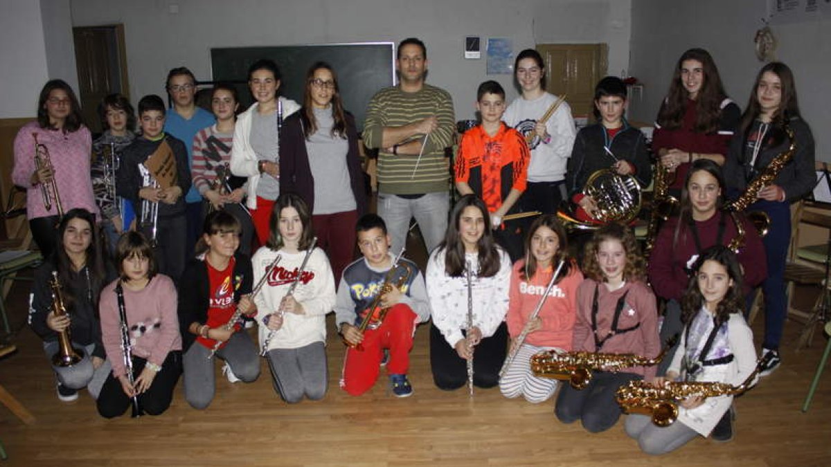 Grupo de músicos que forman parte de la banda infantil de Cistierna. CAMPOS