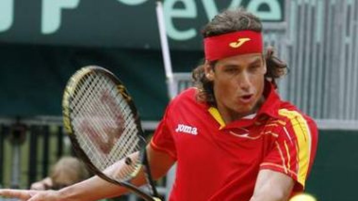 Feliciano López devuelve una bola en el partido que perdió ante Levy.