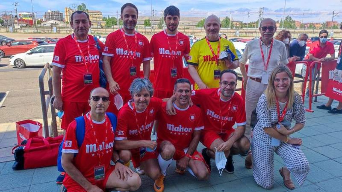 Equipo de Diario de León con Luis Cano, Sergio Cancelo, Alexander Fernández, Miguel Ángel Tranca y Roberto Arias de pie de izquierda a derecha y agachados José Huerga, Miguel Ángel Zamora, Ángel Fraguas y Pablo Rioja junto a Marta, la organizadora del Partido de las Estrellas de Mahou disputado en el estadio Reino de León. DL