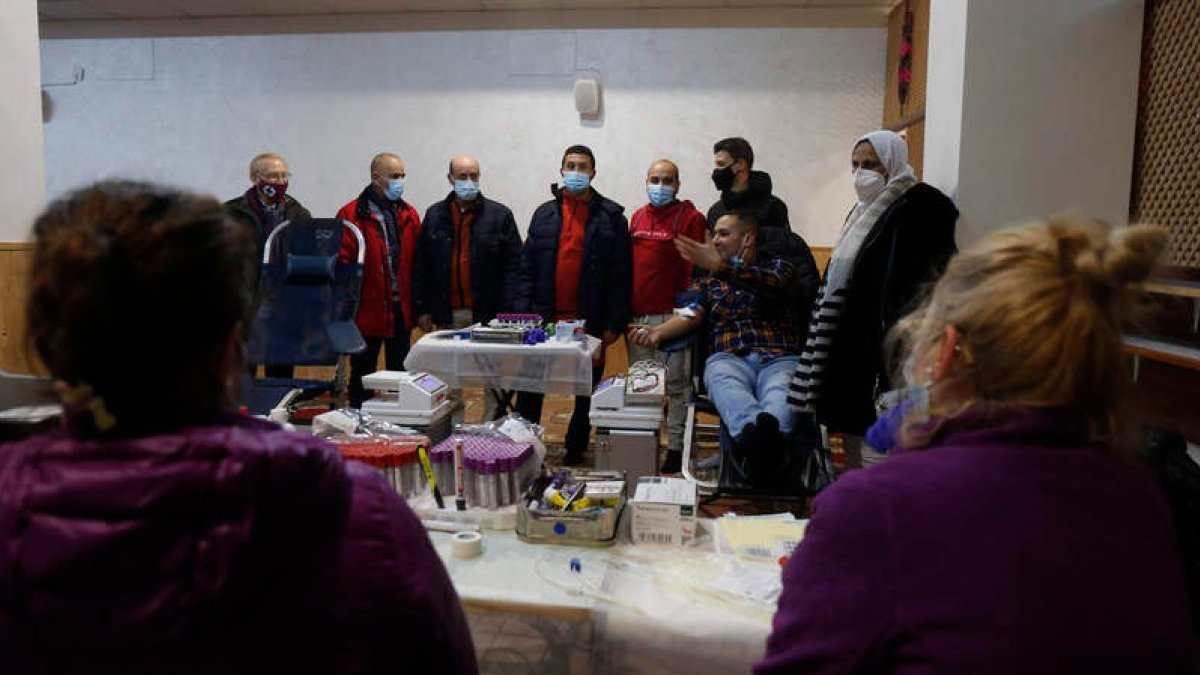 Varias personas esperan para donar sangre en la Gran Mezquita de León. FERNANDO OTERO