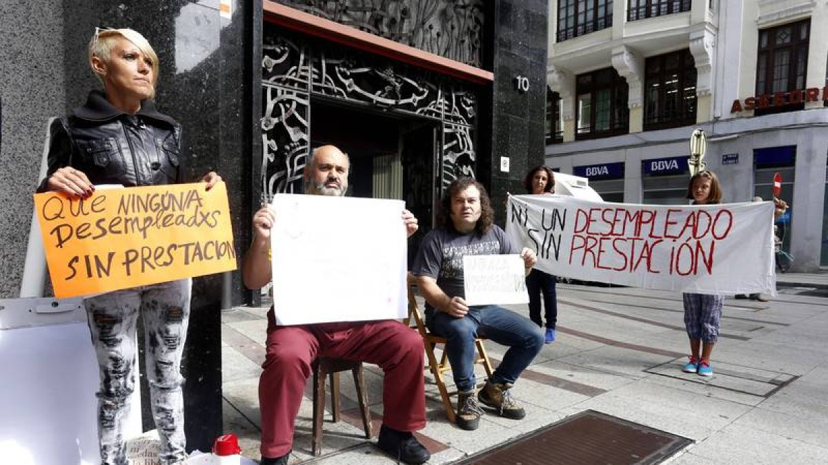 Concentración frente al Ayuntamiento de León denominada 'Las sillas del Hambre' en defensa de los desempleados sin prestación