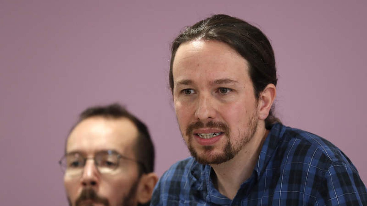 El líder de Podemos, Pablo Iglesias, en primer término, junto a Pablo Echenique, ayer. CHEMA MOYA