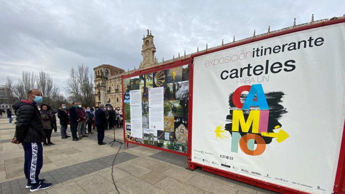 Peatones contemplan carteles dentro pertenecientes a la Exposición Itinerante Carteles para un Camino. RAMIRO
