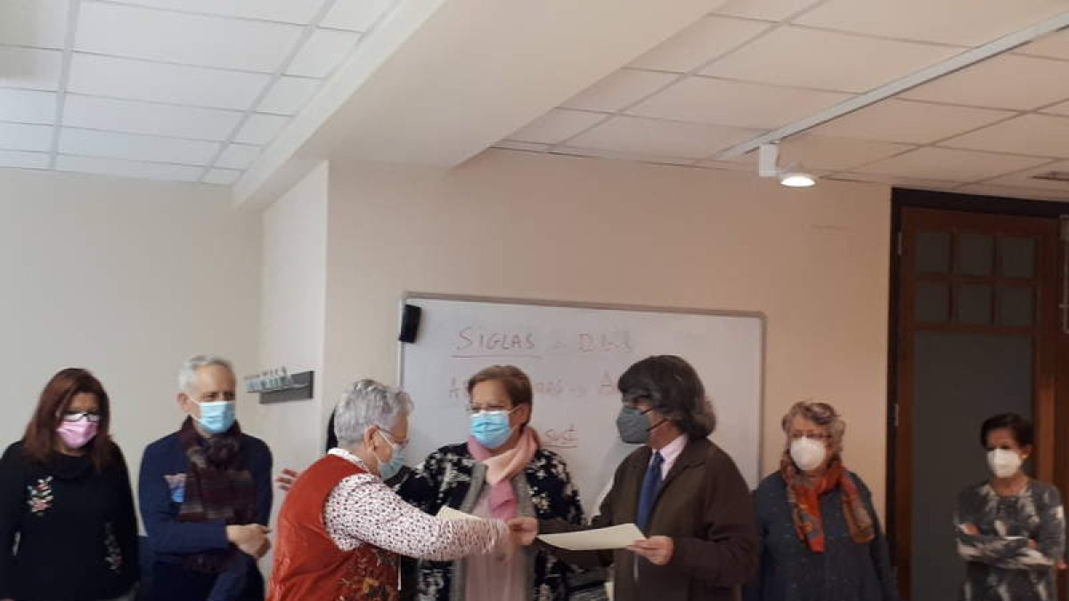 Eduardo Aguirre, en el centro de la imagen, entregando los diplomas a los asistentes. DL