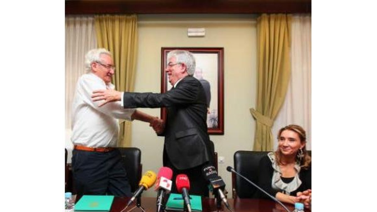 Luis del Olmo saluda a Hermida ante Victoria Seco.