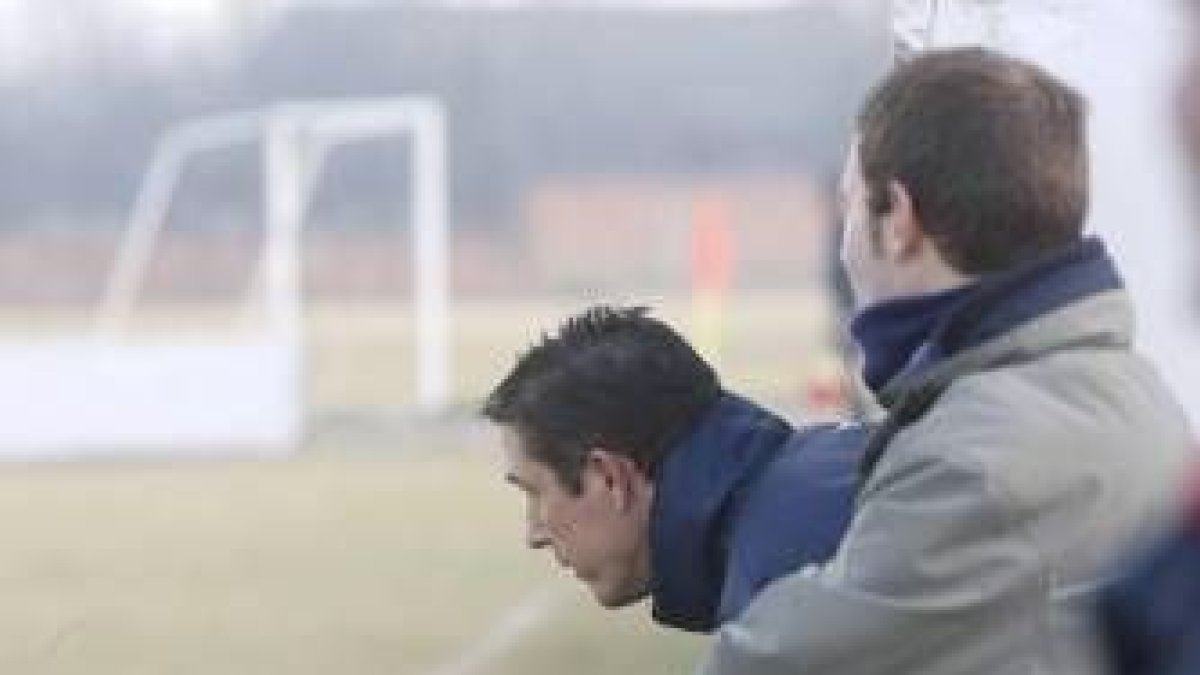 Ángel Luis no paró de corregir a sus jugadores a lo largo de todo el encuentro ante el Rioseco