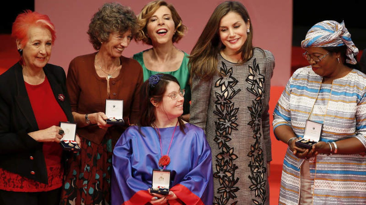 Isabel García, en el medio con vestido azul, con el resto de las galardonadas. JOSÉ MANUEL VIDAL