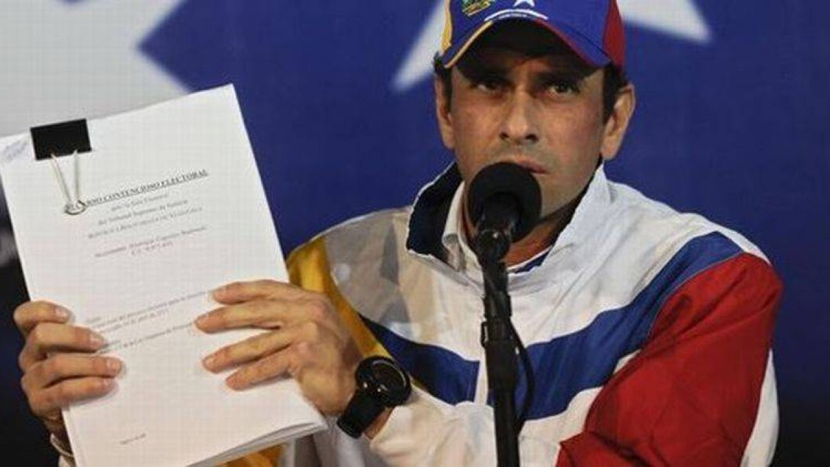 Capriles, muestra el recurso en una rueda de prensa, el jueves.