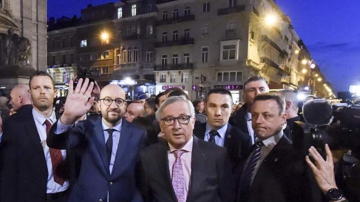 Juncker, en el medio de la imagen, el pasado martes en Bruselas. ETIENNE ANSOTTE / HANDOUT