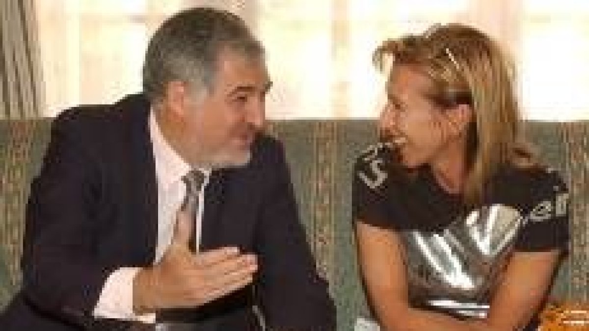 Conde Pumpido conversa con la diputada socialista Rosa Díez en los cursos del El Escorial