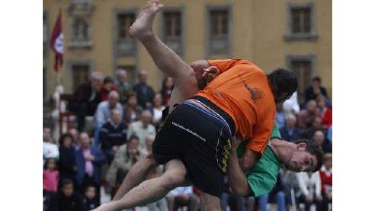 Dos luchadores en un corro de la pasada temporada.