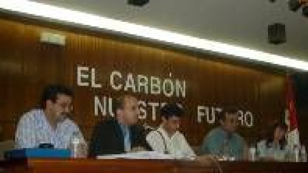 Francisco García, primero por la izquierda, junto a otros alcaldes en un acto en defensa del carbón