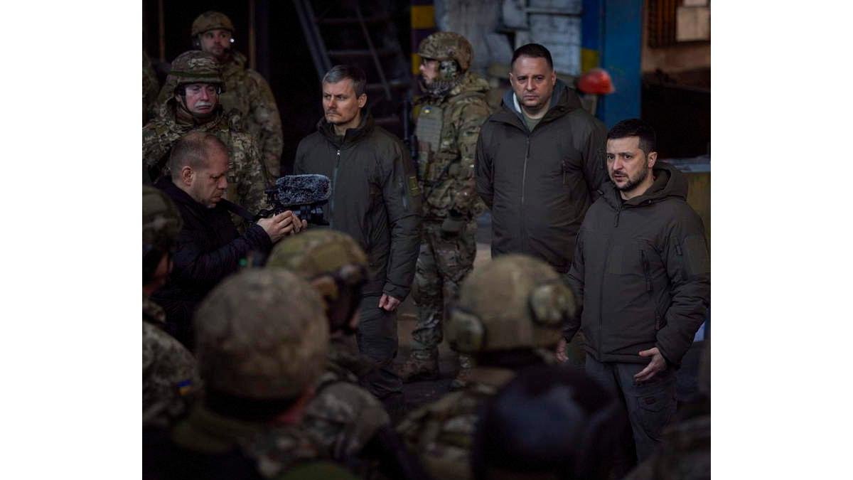 Zelenski con soldados en su visita a Bakhmut. UKRAINIAN PRESIDENTIAL PRESS