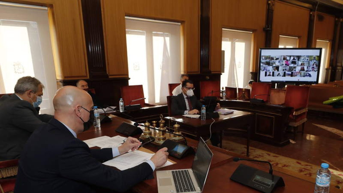 Sólo cuatro de los concejales asistieron de manera presencial a la sesión plenaria de ayer. RAMIRO
