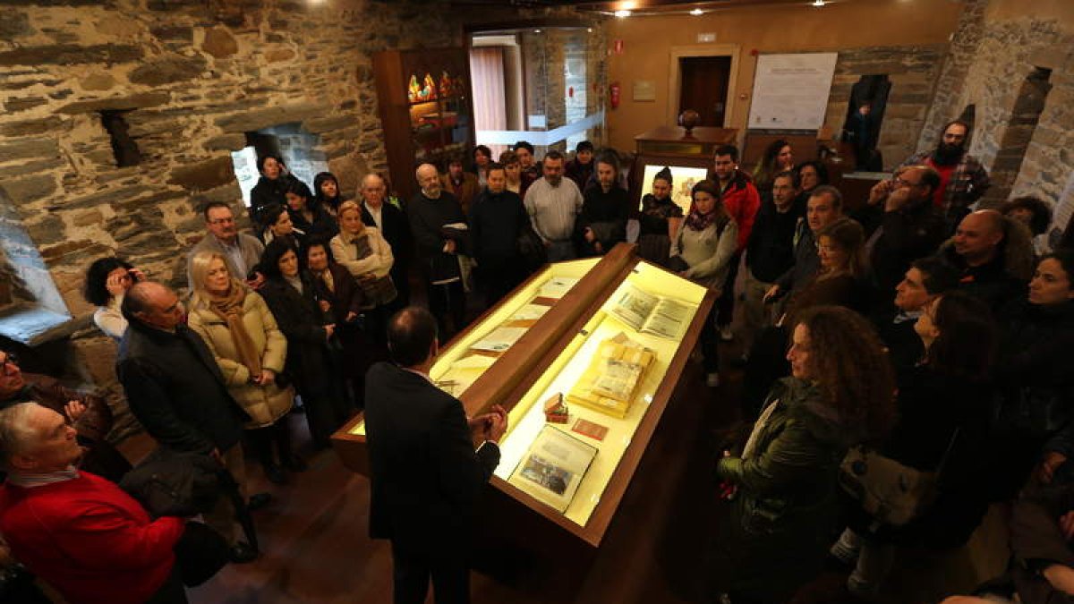 El bibliófilo Antonio Ovalle (de espaldas) ayer en una de las visitas a la colección del castillo.