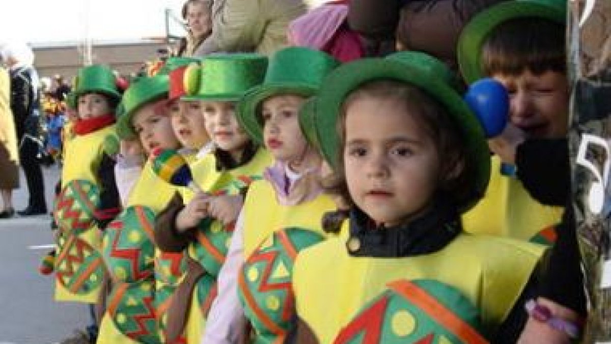 Participantes en el carnaval del Colegio Camino del Norte de Eras de Renueva.