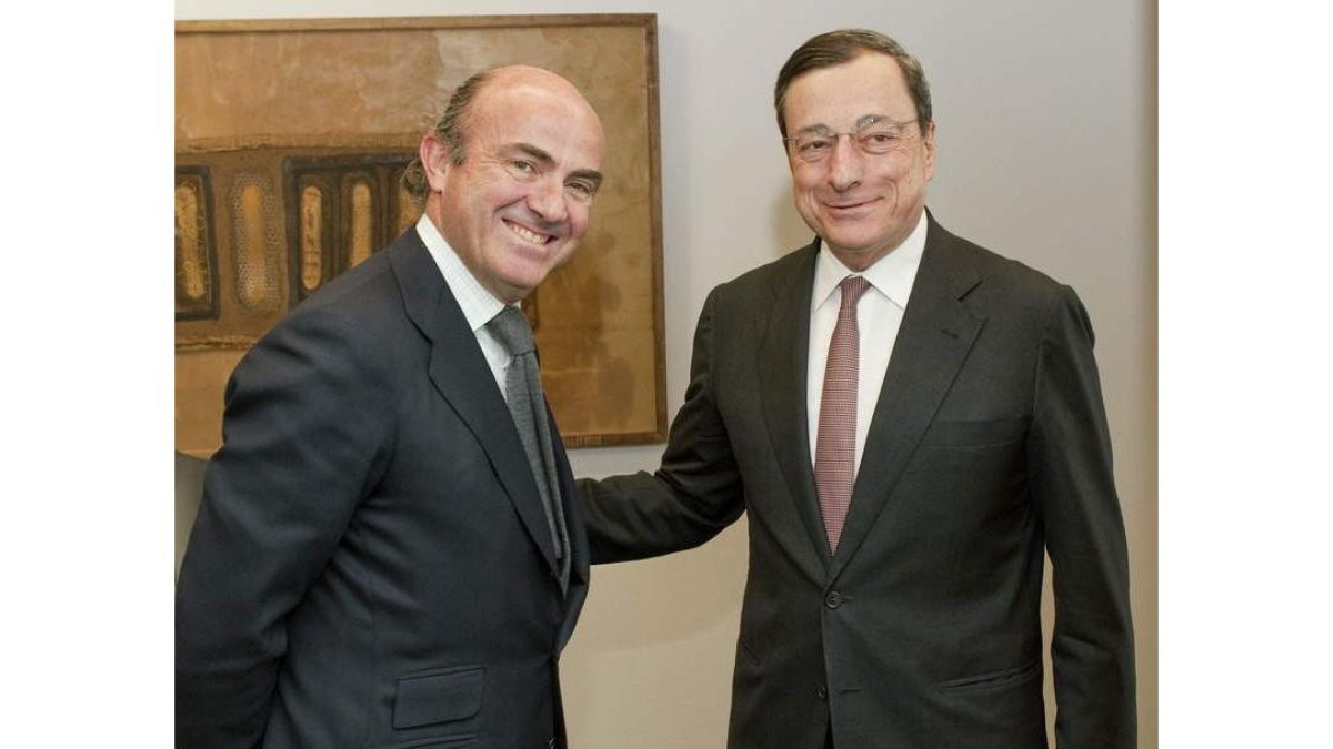 Luis de Guindos y el presidente del BCE, Mario Draghi.