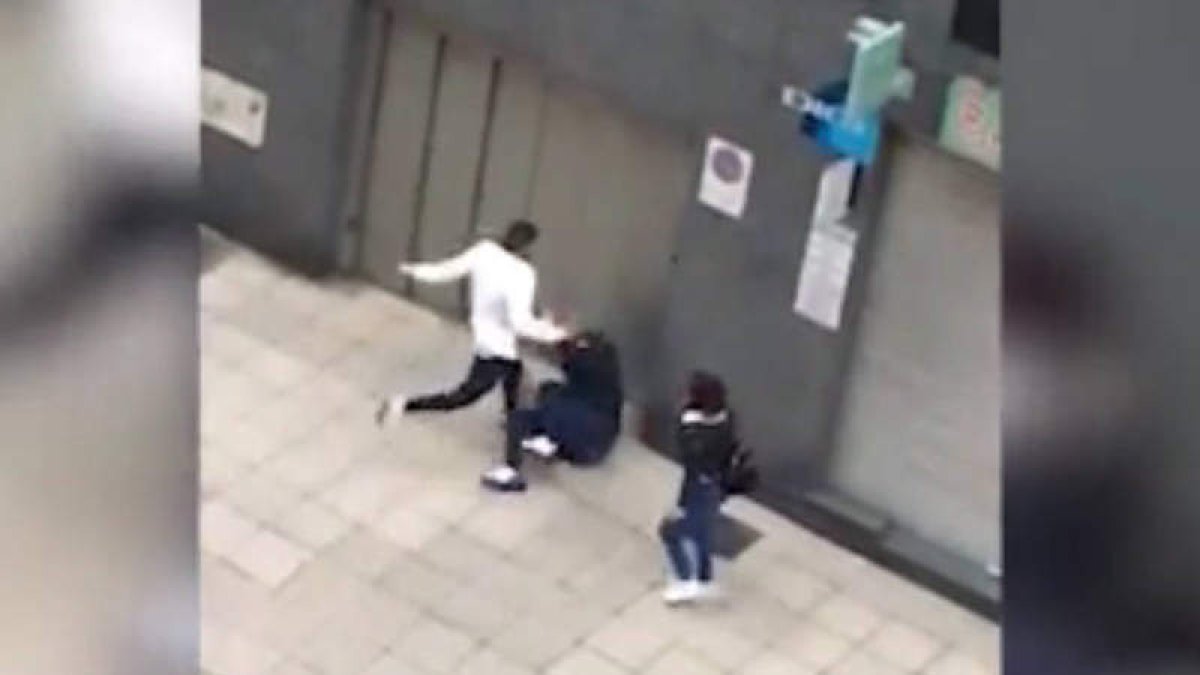 El abogado yace tendido tras la brutal agresión. LA NUEVA ESPAÑA